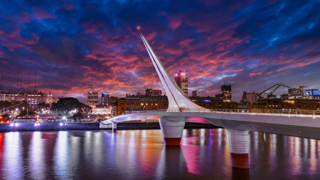 Essa cidade conquistou os brasileiros com passeios baratos, charme europeu, qualidade de vida e muita história