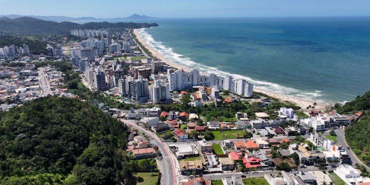 Cidade no litoral catarinense encanta com qualidade de vida e praias acolhedoras