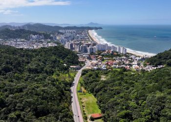 Cidade no litoral catarinense encanta com qualidade de vida e praias acolhedoras