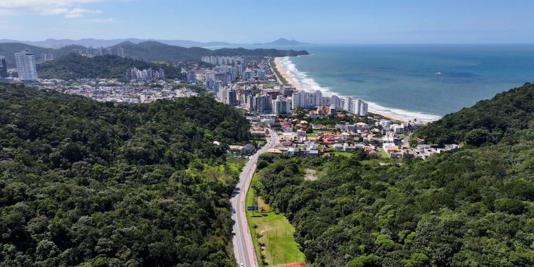 Cidade no litoral catarinense encanta com qualidade de vida e praias acolhedoras