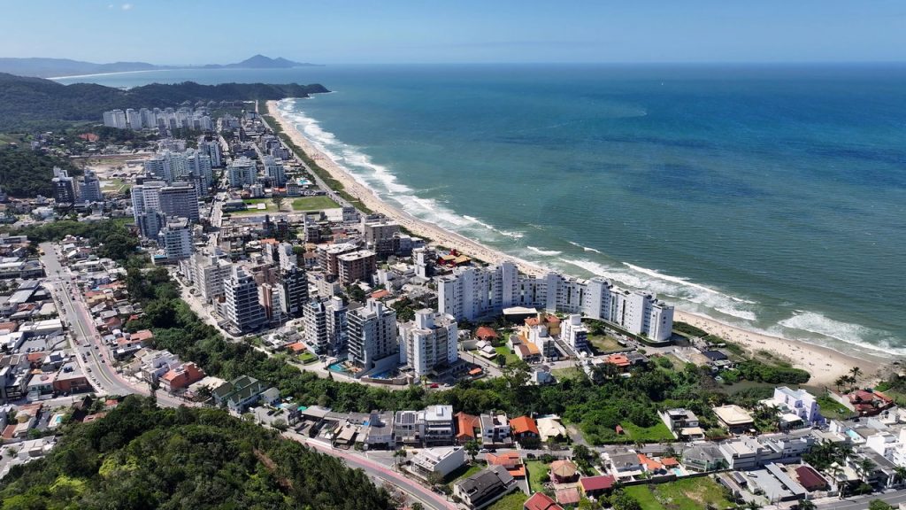 Cidade no litoral catarinense encanta com qualidade de vida e praias acolhedoras