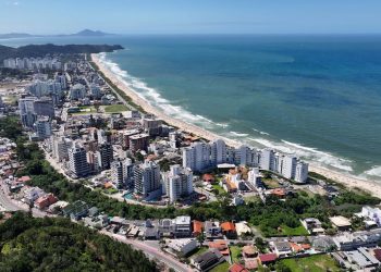 Cidade no litoral catarinense encanta com qualidade de vida e praias acolhedoras