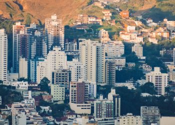 Uma cidade acolhedora com clima ameno e vida urbana agitada