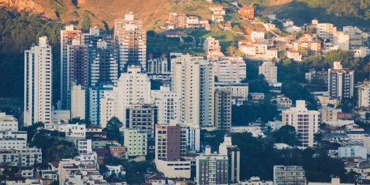 Uma cidade acolhedora com clima ameno e vida urbana agitada