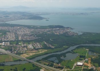 Vizinha de Florianópolis, mas com custo de vida mais baixo e praias lindas