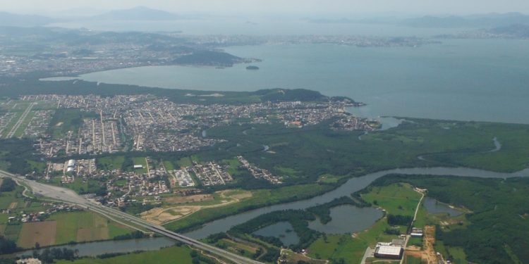 Vizinha de Florianópolis, mas com custo de vida mais baixo e praias lindas