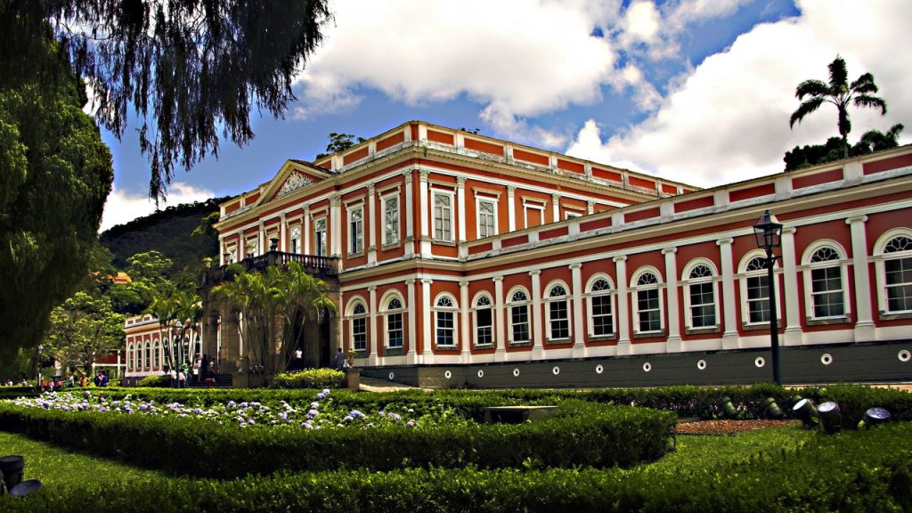 Ar europeu e excelente qualidade de vida a 68 km da capital: a Cidade Imperial que Dom Pedro II construiu a 809 metros reúne palácios e a primeira cervejaria do Brasil