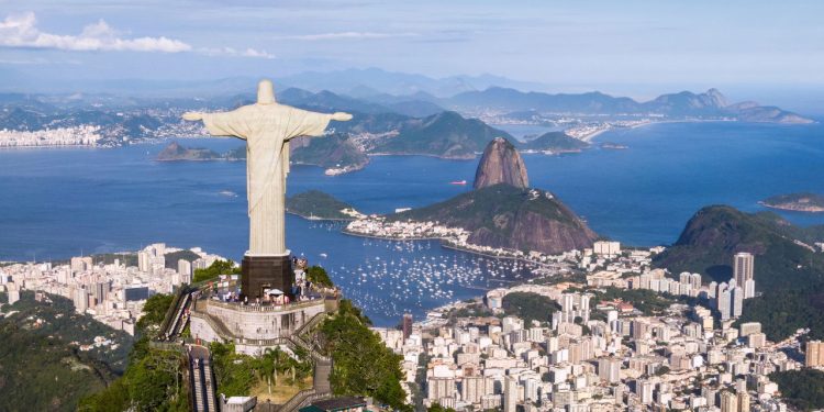 O lugar que atrai visitantes o ano todo com clima tropical e vida vibrante