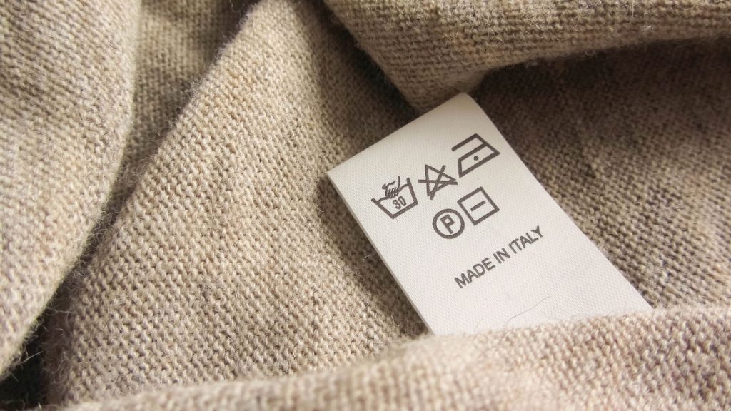 Aprenda a ler etiquetas e nunca mais estrague suas roupas favoritas