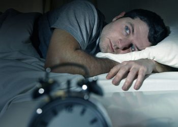3 razões pelas quais você acorda pouco antes do alarme tocar, segundo um especialista
