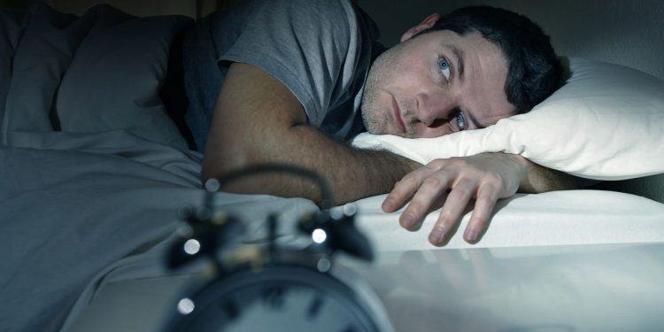 3 razões pelas quais você acorda pouco antes do alarme tocar, segundo um especialista