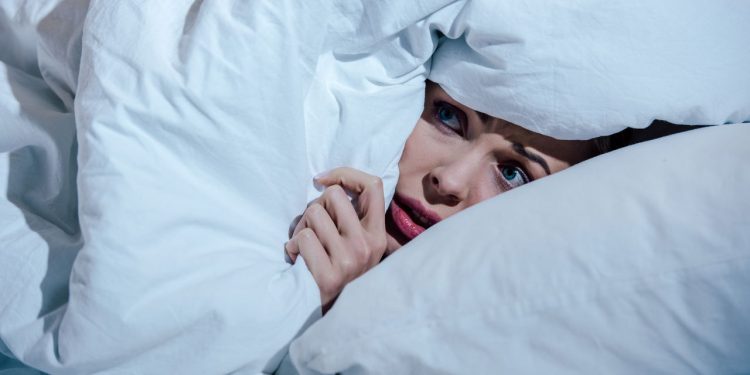 sinais de ansiedade social que muita gente confunde com timidez