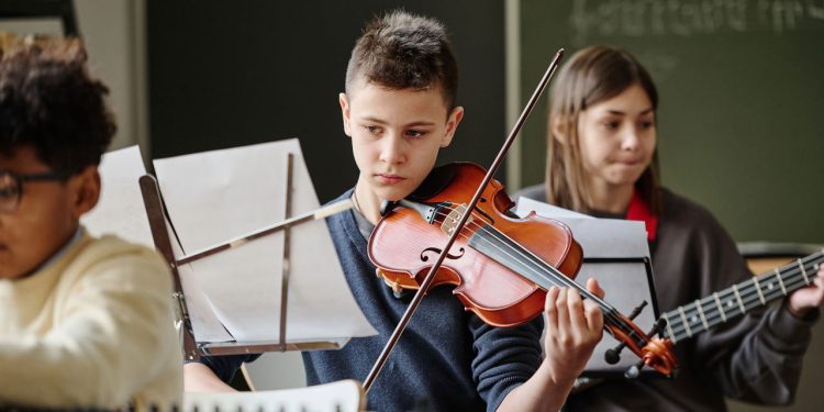 Cursos gratuitos de música com músicos da OSBA abrem vagas limitadas