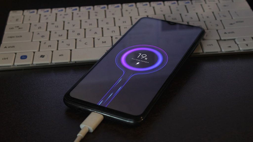 Seu celular descarrega a bateria rápido demais? Isso pode ser a solução