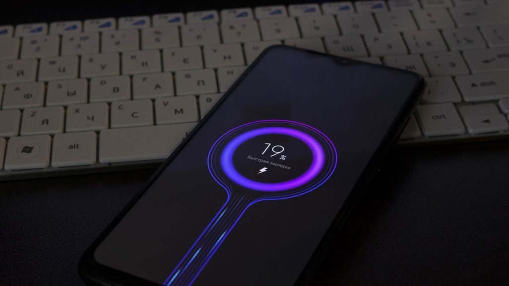 Seu celular descarrega a bateria rápido demais? Isso pode ser a solução