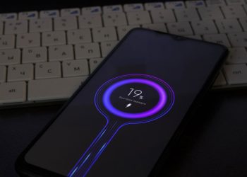 Seu celular descarrega a bateria rápido demais? Isso pode ser a solução