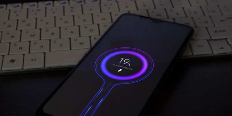 Seu celular descarrega a bateria rápido demais? Isso pode ser a solução