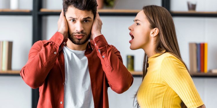 O que significa quando uma pessoa se cala para evitar conflitos, de acordo com a psicologia