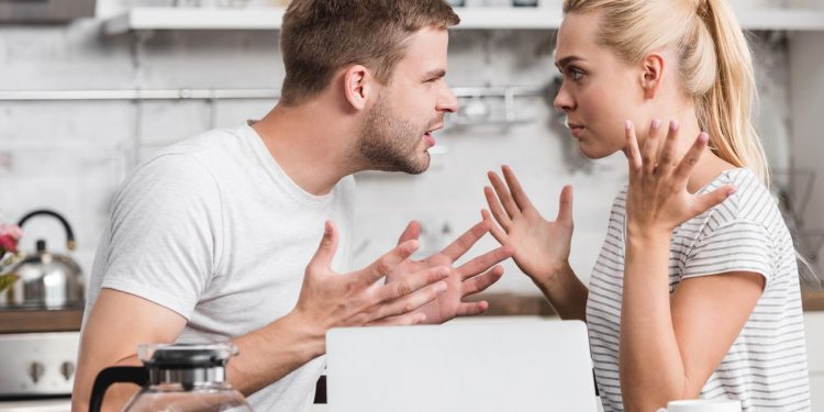O que está por trás da mania de culpar o outro e como isso destrói pouco a pouco o relacionamento