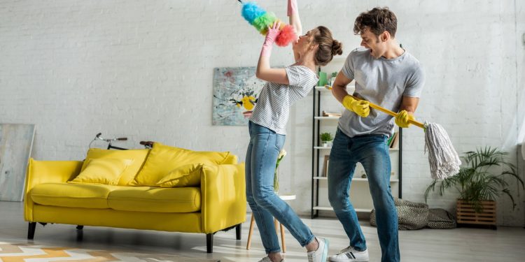 Como dividir tarefas domésticas pode salvar seu relacionamento
