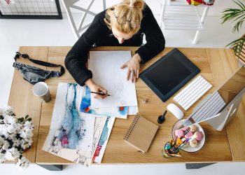 Mais de 120 cursos gratuitos para educadores estão disponíveis online