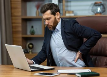 Postura curvada? Essa técnica inusitada pode corrigir em poucos minutos por dia!
