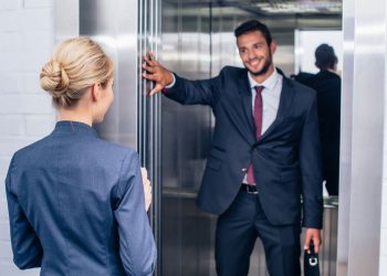 O que o seu comportamento no elevador revela sobre você
