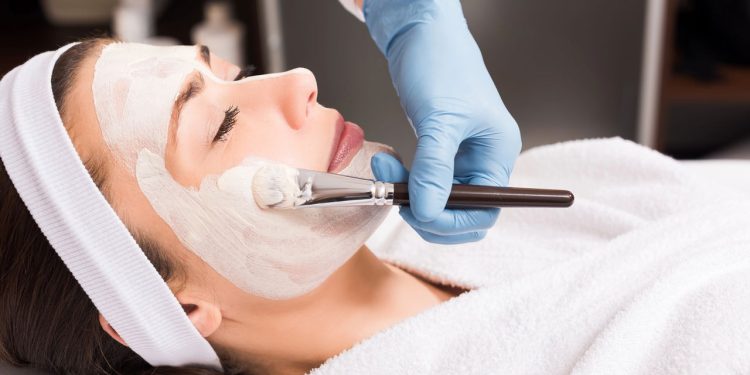 Usar essa máscara facial é ver os cravos desapareceram em minutos