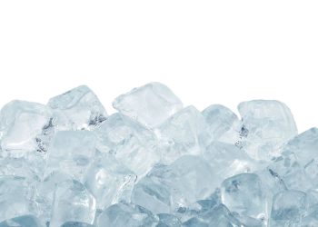 O método mais eficaz e barato para tirar gelo do frigorífico sem riscos
