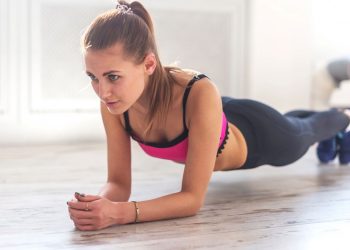 Um treino curto sem equipamentos usa agachamento, polichinelo leve e abdominal básico em casa