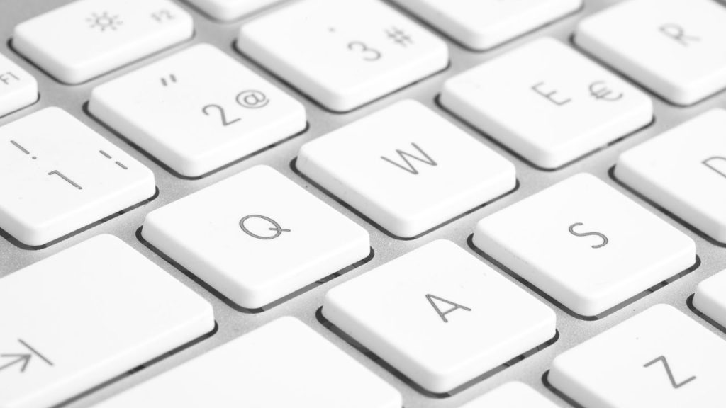 QWERTY não é aleatório! Saiba como nasceu o teclado que você usa