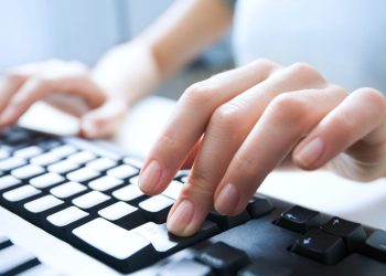 QWERTY não é aleatório! Saiba como nasceu o teclado que você usa