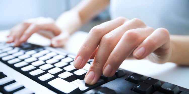 QWERTY não é aleatório! Saiba como nasceu o teclado que você usa