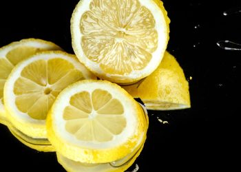 O melhor truque natural para tirar mau cheiro e conservar roupas com limão