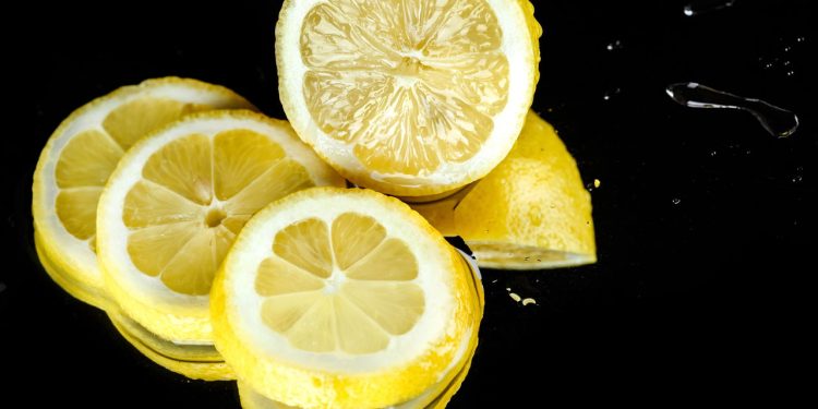 O melhor truque natural para tirar mau cheiro e conservar roupas com limão