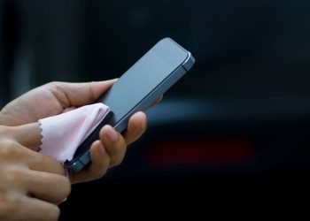 A maneira mais segura de limpar os alto-falantes do seu celular