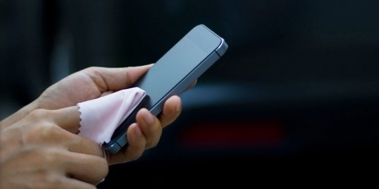 A maneira mais segura de limpar os alto-falantes do seu celular