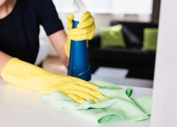 A dica que virou tendência para manter a sala sem poeira