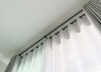 A forma mais eficaz de limpar cortina de banheiro com mofo