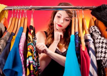 O guia prático para montar um guarda-roupa cápsula elegante e sem excessos