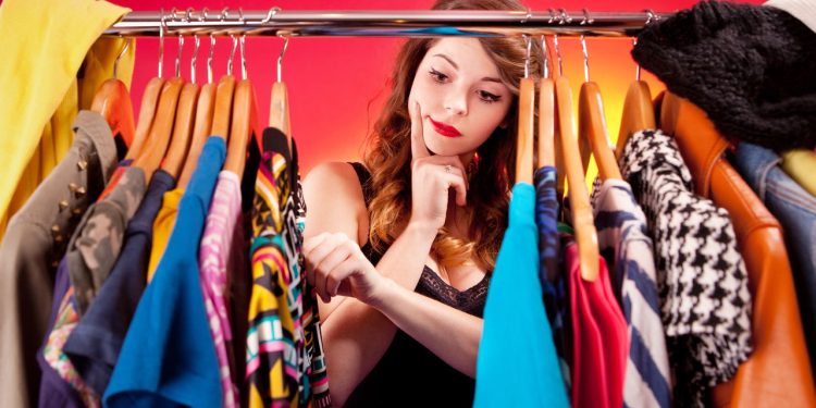 O guia prático para montar um guarda-roupa cápsula elegante e sem excessos