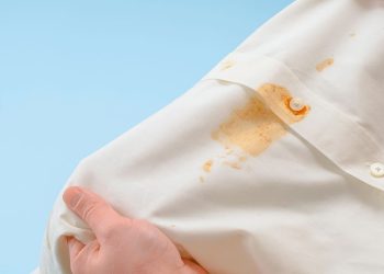 Borrifar vinagre branco nas manchas de suor e desodorante da roupa: para que serve e como fazer