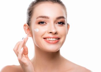 Adeus ao corretivo para olheiras: essa é a nova tendência para cobri-las e parecer menos cansada