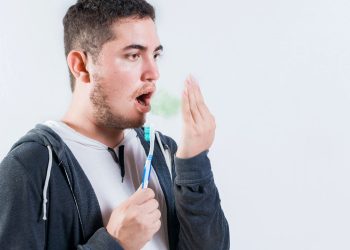 5 motivos para seu hálito estar ruim (mesmo escovando os dentes)