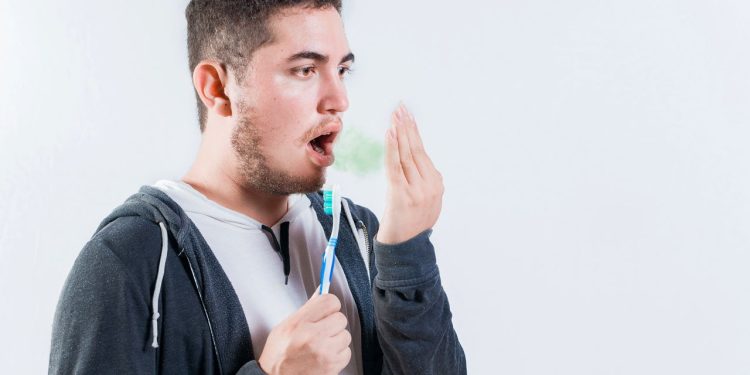 5 motivos para seu hálito estar ruim (mesmo escovando os dentes)