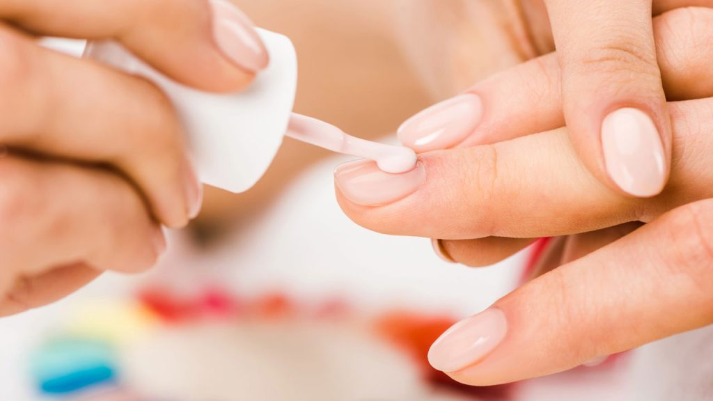 O melhor truque para fazer o esmalte durar muito mais nas unhas