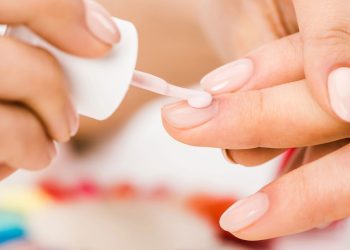 As cores de esmalte que combinam com tudo e deixam qualquer look bonito sem esforço