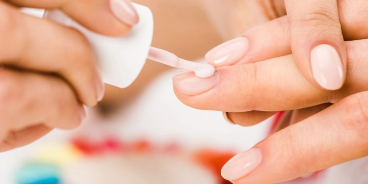 As cores de esmalte que combinam com tudo e deixam qualquer look bonito sem esforço