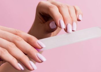 O melhor truque para fazer o esmalte durar muito mais nas unhas