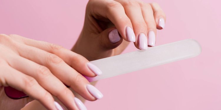 O melhor truque para fazer o esmalte durar muito mais nas unhas